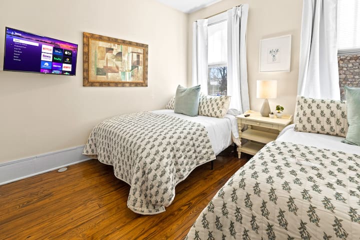 החדר הזה הוא החדר הראשון מעבר לסלון. הוא כולל 2 מיטות מלאות, ארון וטלוויזיה 32 אינץ' עם Roku. ה - Roku משתמש בתכונת האורחים כדי שתוכלו להתחבר עם הפרטים שלכם ולהרגיש בטוחים שהכניסות שלכם יימחקו לאחר השהייה. 