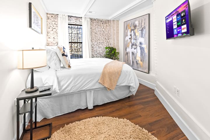 אזור חדר השינה קווין בסטודיו Ellison House. טלוויזיית Roku בגודל 32 אינץ' מוגדרת במצב אורח, כך שתוכלו להרגיש בטוחים באמצעות פרטי ההתחברות שלכם. לאחר שהשהות שלכם תושלם, פרטי הכניסה שלכם יימחקו. 