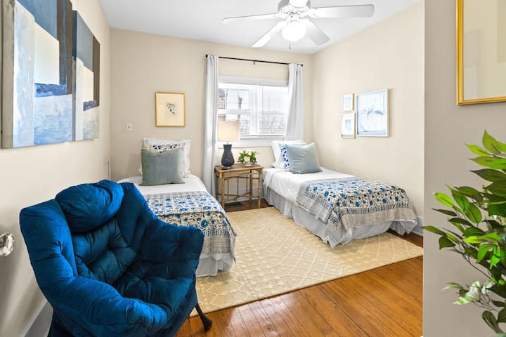 החדר הזה הוא החדר השני מעבר לסלון. הוא כולל 2 מיטות נפרדות, ארון וטלוויזיה 32 אינץ' עם Roku. ה - Roku משתמש בתכונת האורחים כדי שתוכלו להתחבר עם הפרטים שלכם ולהרגיש בטוחים שהכניסות שלכם יימחקו לאחר השהייה. 