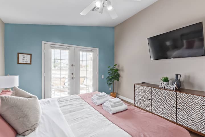  גישה לבריכה: יש להתקדם ישירות מהמקלט שלכם לבריכה המזמינה. שחייה בבוקר או טבילה לאור ירח - לבחירתכם!

 חדר ארונות: לארגן בקלות. מוכנים לארח את ההרכבים האופנתיים שלכם.

 חדר רחצה ראשי מרווח: להירגע ביוקרה. 