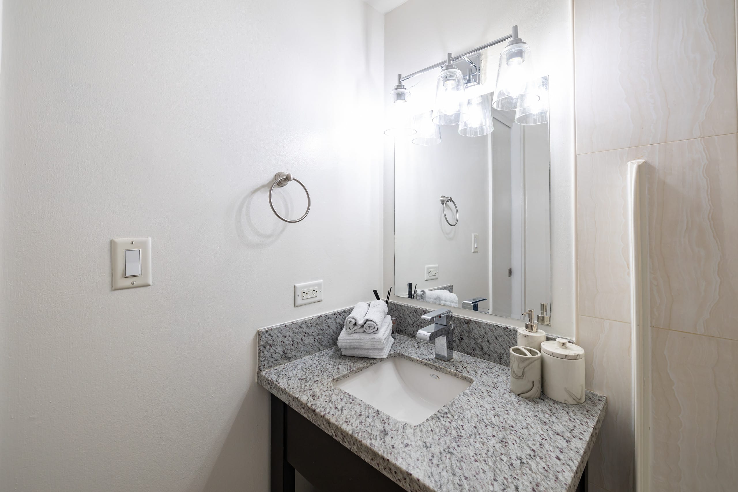 Condo in Honolulu · ★4.87 · 1 bedroom · 4 beds · 1 bath - Image 20