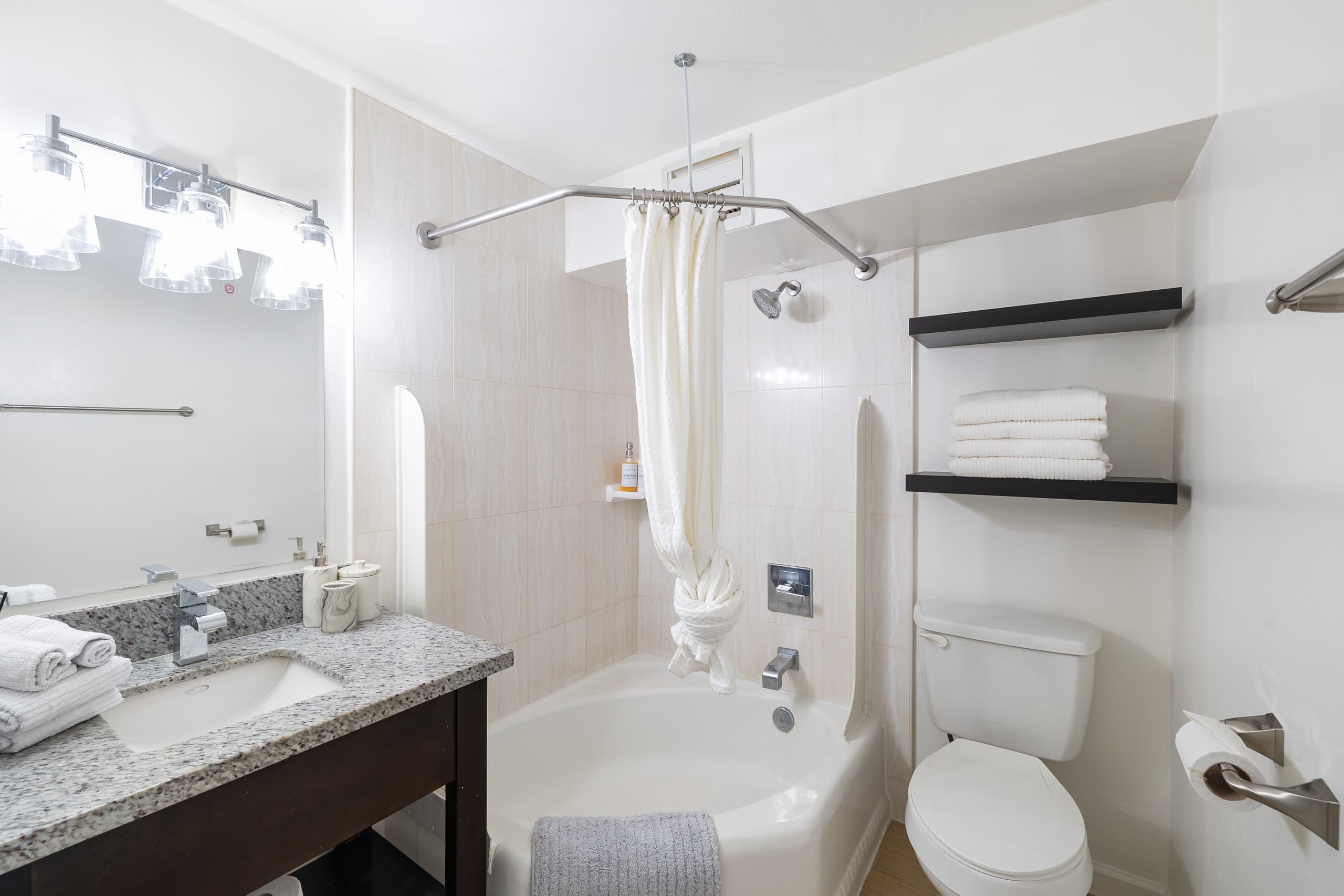Condo in Honolulu · ★4.87 · 1 bedroom · 4 beds · 1 bath - Image 19