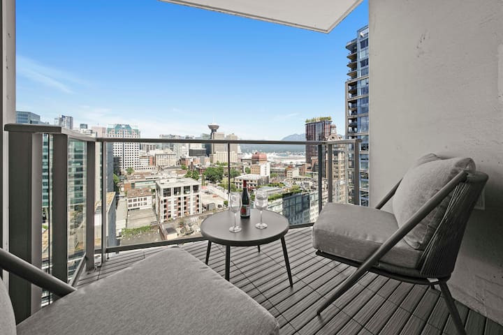 Spacious 3 Bedroom Condo with 5 Star Amenities gallery image 3