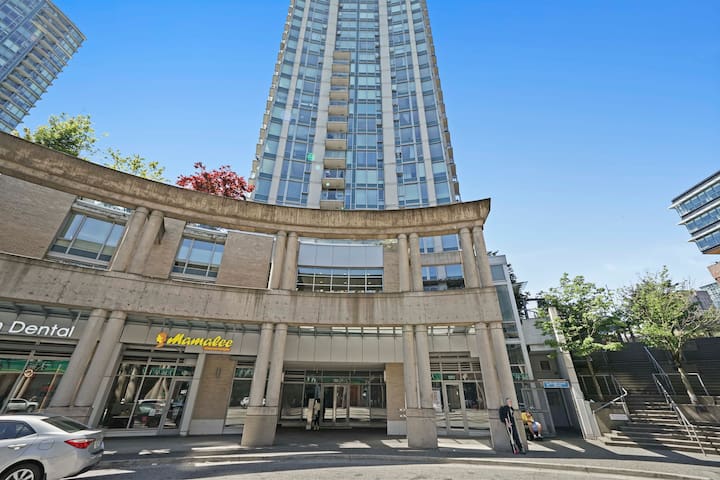 Spacious 3 Bedroom Condo with 5 Star Amenities gallery image 2