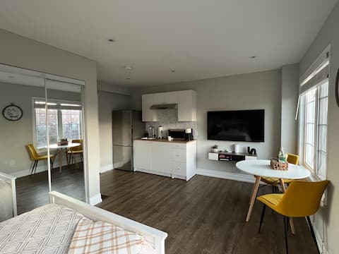Top Airbnb: Bright Studio W/ Separate Entrance - 15 min to TTC in Scarborough Southwest