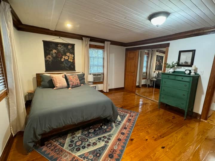 Bedroom with queen size bed