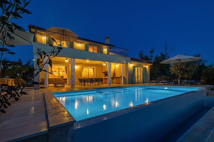Villa Beachfront with heated pool