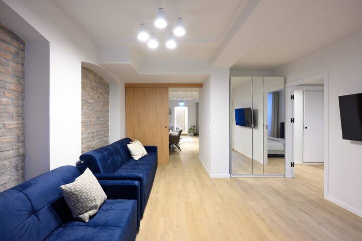 Up to 8 Guests! FamilyFriendly Apt by Monbijoupark gallery image 3