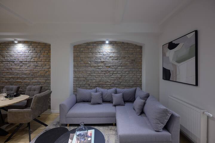 Up to 8 Guests! FamilyFriendly Apt by Monbijoupark gallery image 5