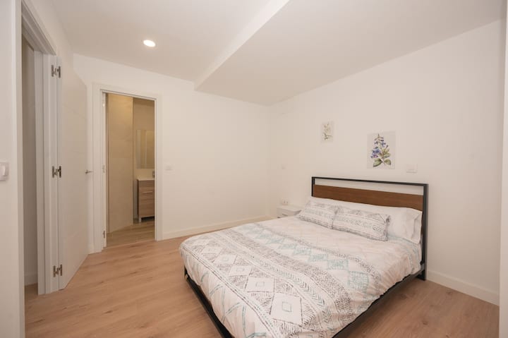 الغرفة 2 في الطابق الأرضي. النافذة: لا. مكيف الهواء: نعم