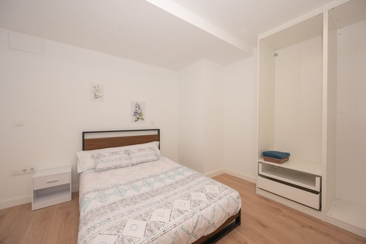 الغرفة 1 الطابق الأرضي، لا توجد نافذة، الطابق شبه السفلي. يحتوي على مكيف هواء 