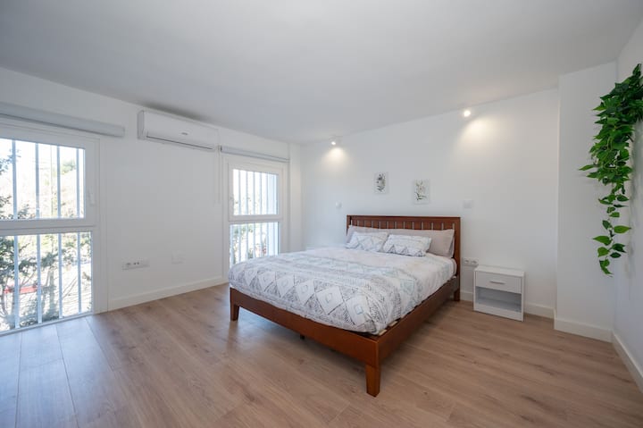 غرفة واسعة ومشرقة تقع في أعلى طابق. يحتوي على حمام كامل. يحتوي على تدفئة وتكييف هواء