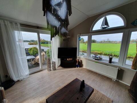 Chalet op Zee directly on the waterfront