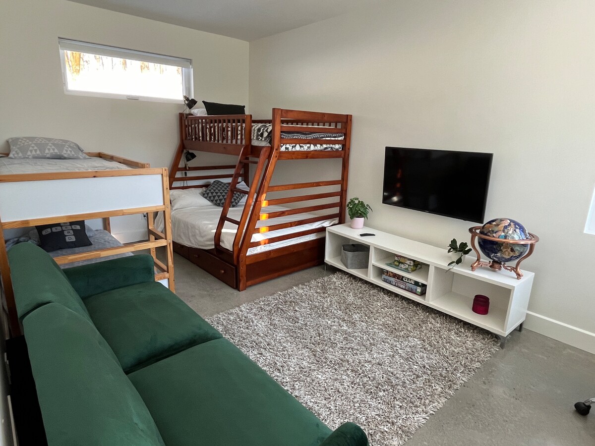 חדר שינה שלישי עם שתי מיטות קומתיים, ספה נפתחת וסלון 