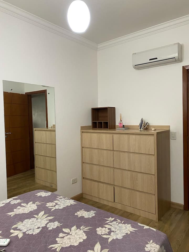 Dhoma 02 krevat dopio, ajër i kondicionuar dhe dollapë .