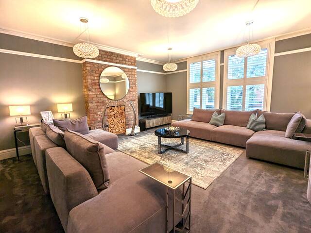 Luxury, Sleeps 6, Parking for 2 & 1 min to Metro