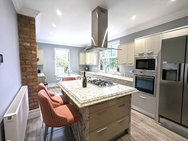 Luxury, Sleeps 6, Parking for 2 & 1 min to Metro gallery image 2