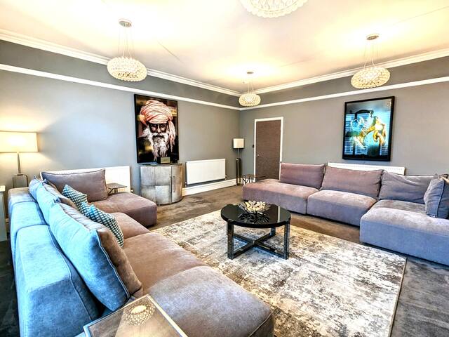 Luxury, Sleeps 6, Parking for 2 & 1 min to Metro gallery image 5