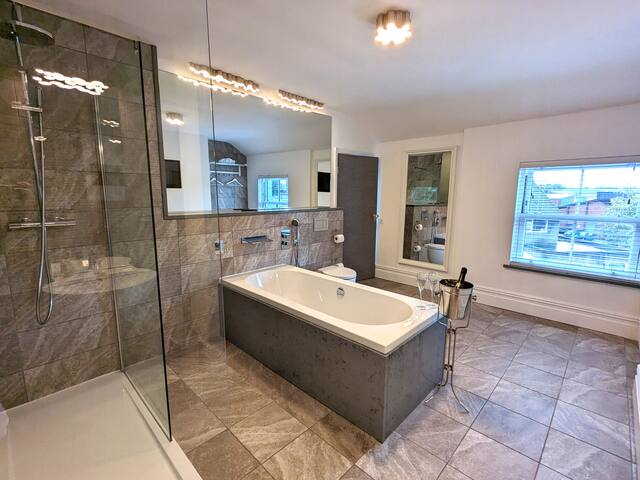 Luxury, Sleeps 6, Parking for 2 & 1 min to Metro gallery image 3