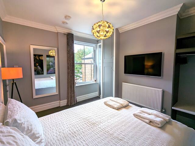 Luxury, Sleeps 6, Parking for 2 & 1 min to Metro gallery image 4