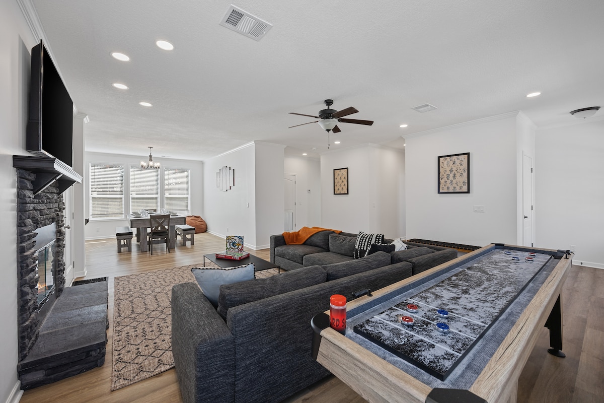 Mesa de tejo y sofá West Elm