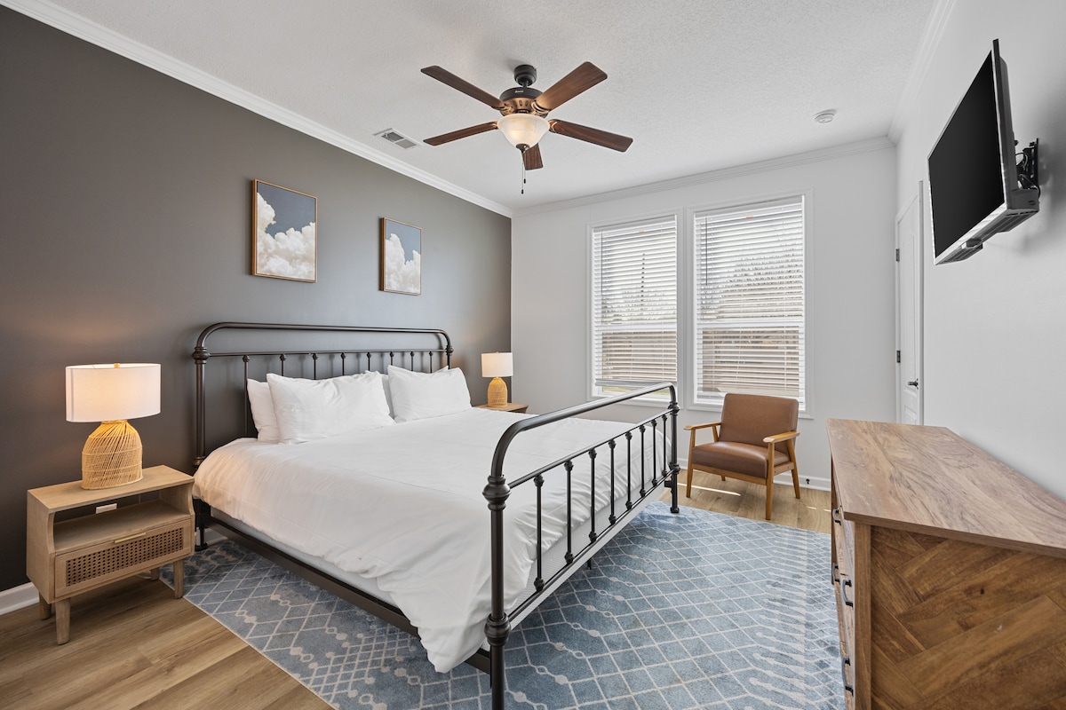 Dormitorio 2 con dos armarios y cama tamaño king