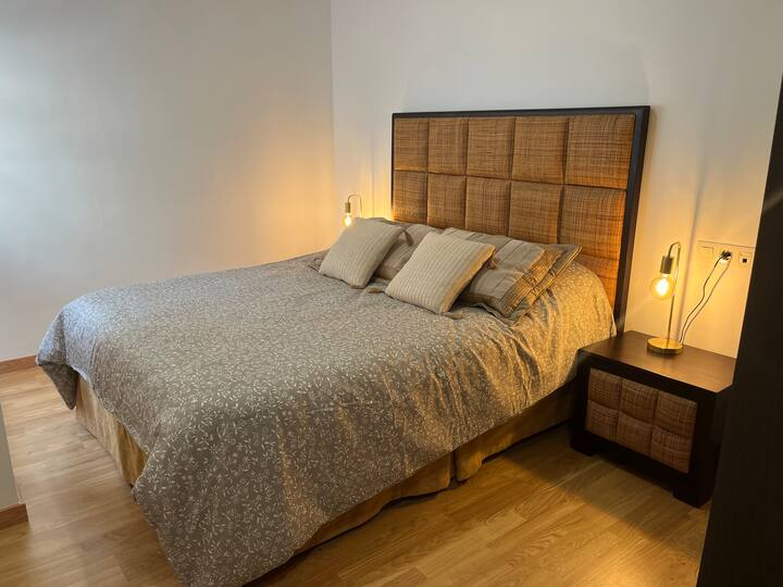 חדר שינה ראשי - 150 x190 מיטה וחדר  הלבשה