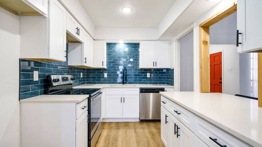 Quiet Townhome + Loft and Pools gallery image 3