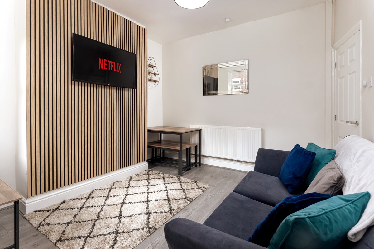 配备大型智能电视的休息室