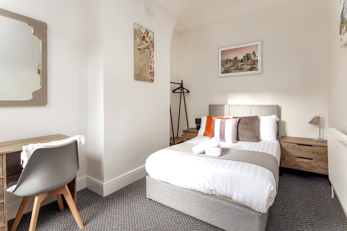 双人房，配备充足的储物空间