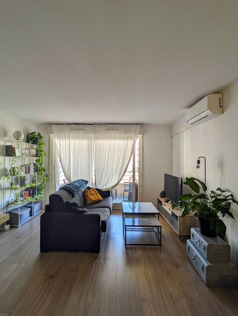 Popular Airbnb listing: 2-room beachfront rental in Nice
