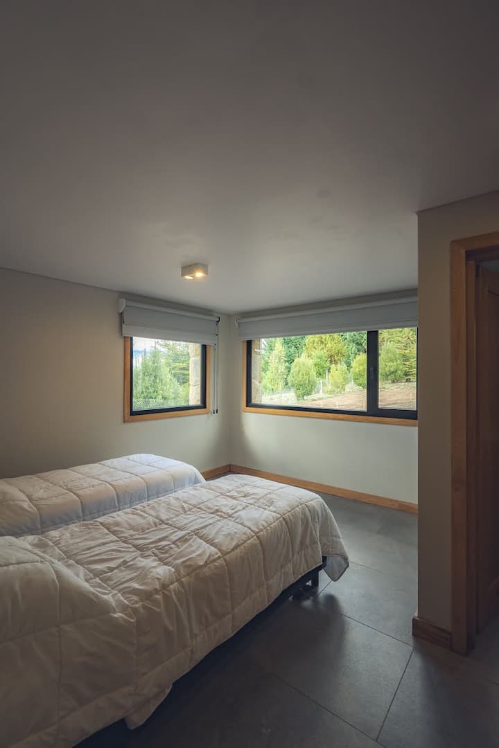 غرفة نوم مع لافتة وحمام داخلي