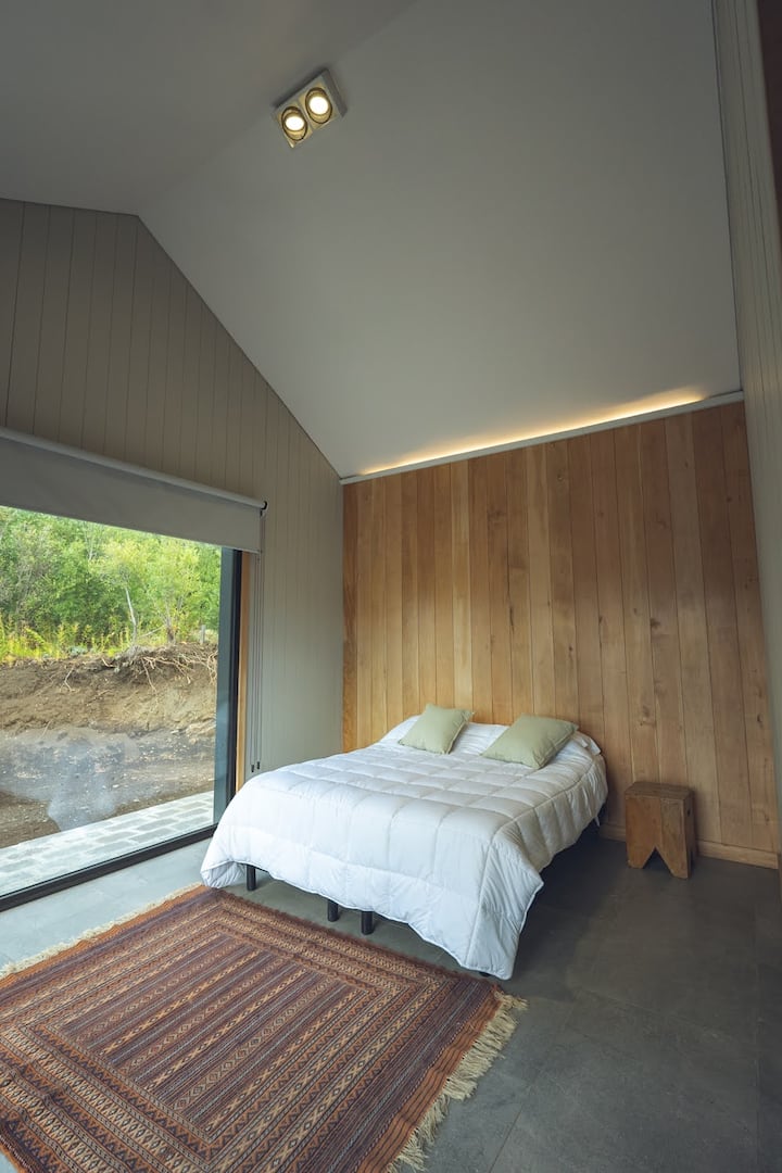 غرفة نوم رئيسية مع خزانة ملابس وحمام داخلي