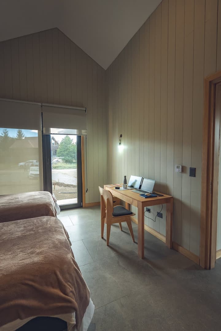 غرفة نوم مع لافتة وحمام داخلي