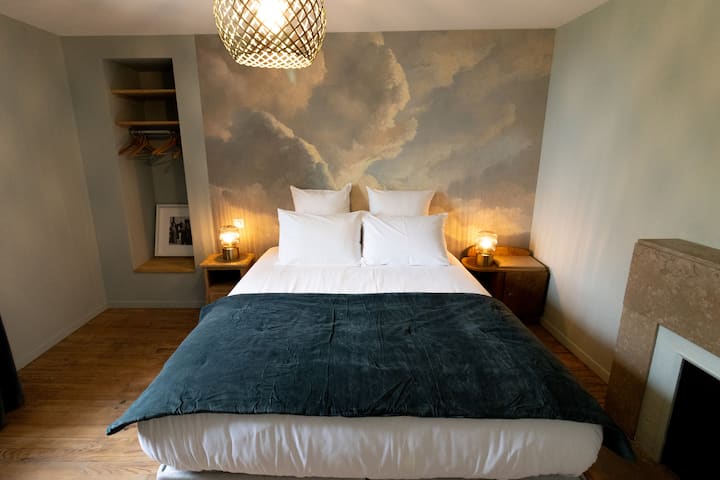 חדר שינה ליד חדר שינה 2, בקומה הראשונה ליד גרם מדרגות עצמאי