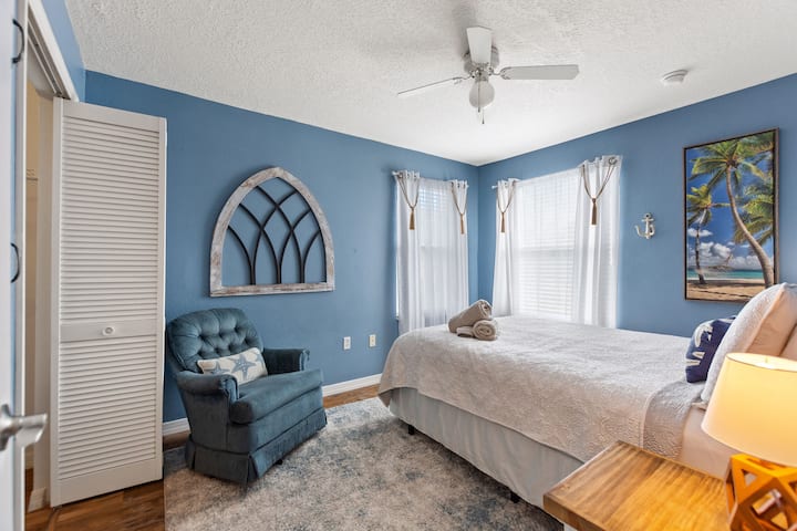 *Veľká 2. spálňa*
*Krásne zdobené* 
* menšia manželská posteľ*
*Prechádzka v šatníku so šatníkom/zrkadlom*
*WI-FI internet*
*Zabudované nabíjačky na mobilnú zástrčku *