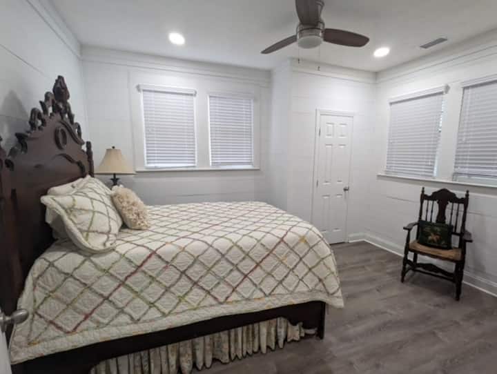 Letto matrimoniale/matrimoniale. Questa stanza sul retro ha anche una scrivania. 