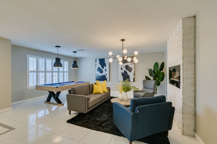 5BR/3BA Oasis w/ Pool, 2 Suites — 3.5mi to Strip
