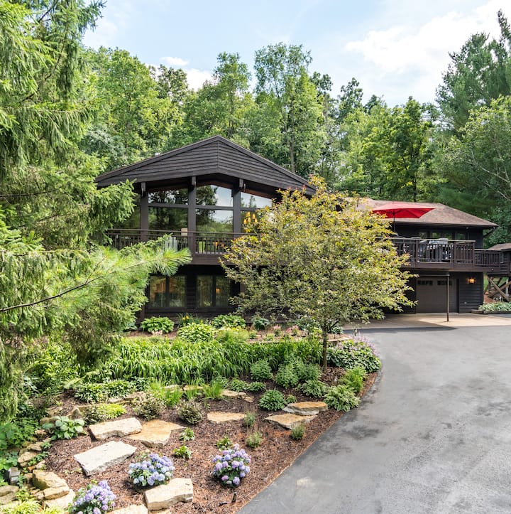 Luxury Bluff Retreat • 10 Minutes to Downtown