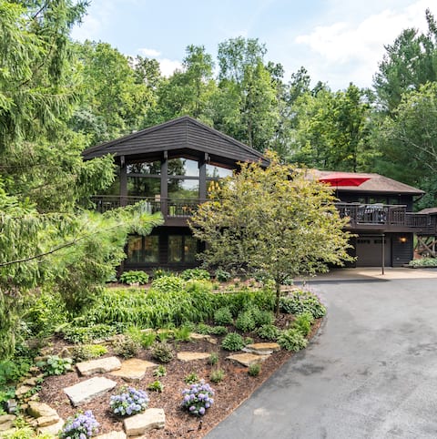Luxury Bluff Retreat • 10 Minutes to Downtown