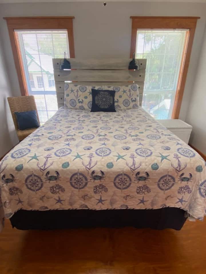 חדר שינה מס '2 - מיטת קווין סייז עם טלוויזיה חכמה/טלוויזיה ישירה 