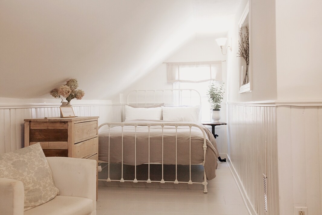 El tercer dormitorio está equipado con una cama doble y 2 cómodas.