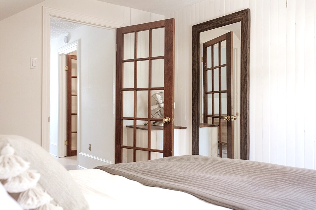 El segundo dormitorio tiene una cama queen y un pequeño vestidor.