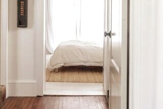 La suite trasera tiene una puerta corrediza de vidrio y una zona de estar más privada para dos en el patio.