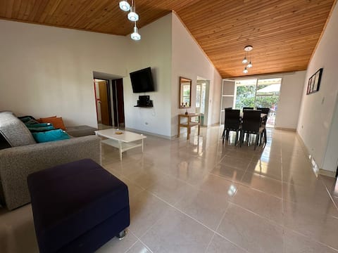 Top Airbnb: Big Private Home+WiFi+Kitchen+Parking @Fusagasuga in Fusagasugá