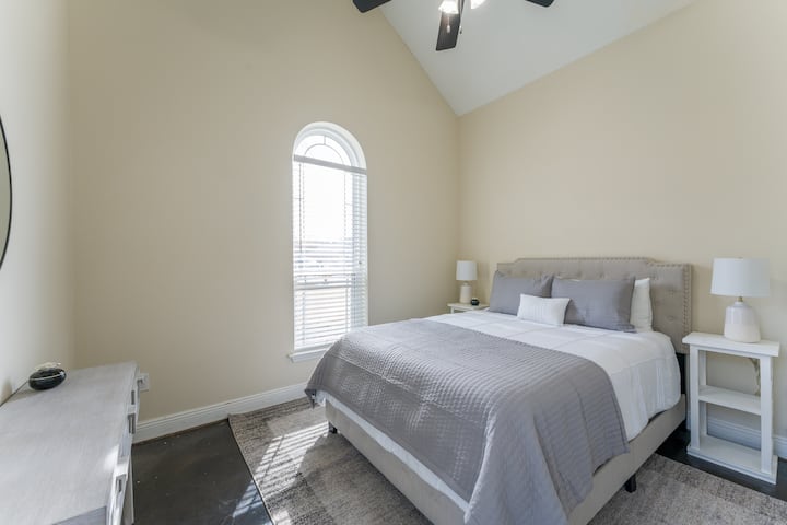 Во втората спална соба има брачен кревет (широк 150-179 см), паметен телевизор и плакар.