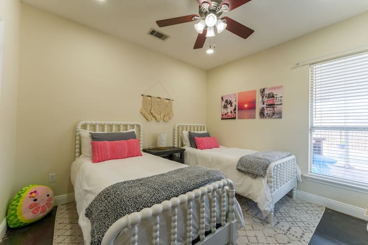 Во спалната соба 3 има 2 брачни кревета; совршени за гости со деца.