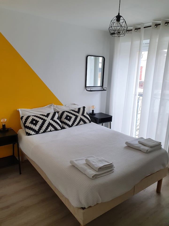 Chambre jaune, lit double