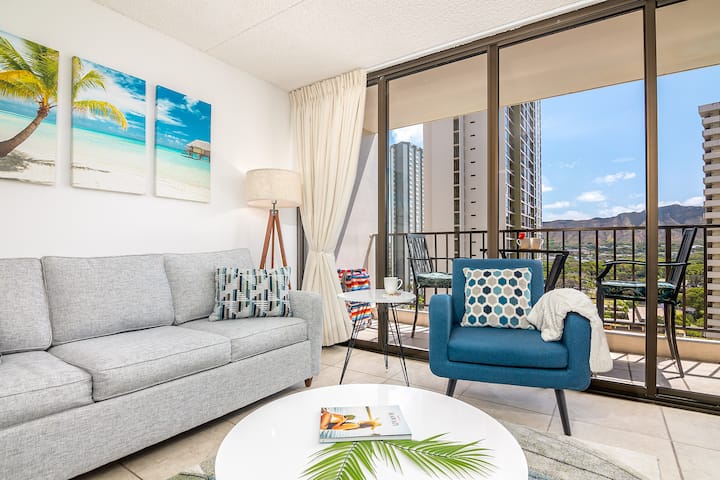 סלון מרווח עם ספה נפתחת, שולחן קפה וכיסא.