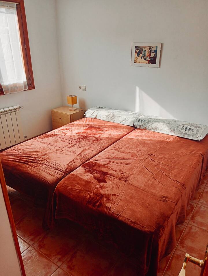 Соба 2: два единечни кревета со димензии 90 x 1,90 см